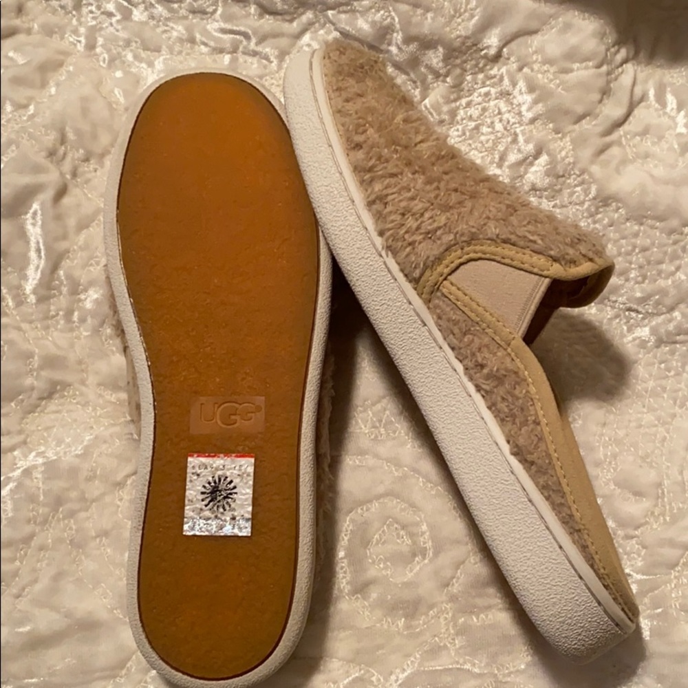 Uggs fluffy slip ons women’s size 7 - Picture 3 of 3